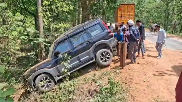 टायर फटते ही सड़क छोड़ जंगल में घुसी तहसीलदार की गाड़ी