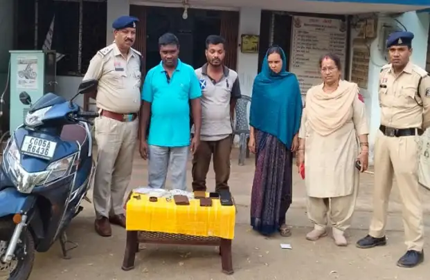 Crime: चोरी मामले पर घरेलू कामगार सहित तीन आरोपी गिरफ्तार, चोरी के जेवरात एवं अन्य सामान बरामद