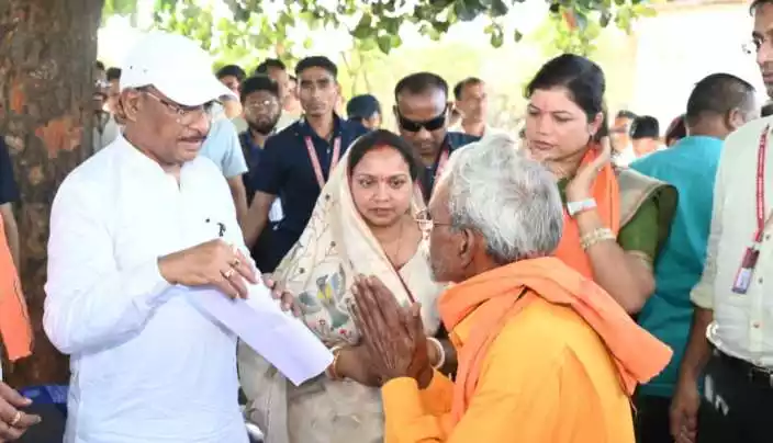 CM को अचानक अपने बीच पाकर ग्रामीण हुए गदगद, पेड़ के छाँव मे मुख्यमंत्री ने ग्राम-सरोधी में लगाया चौपाल