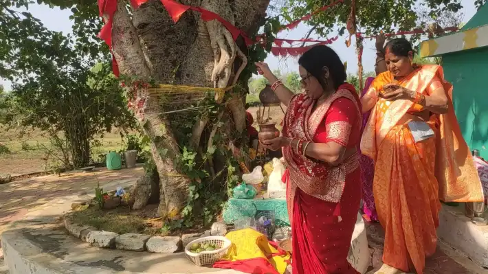 धार्मिक मान्यता है कि माता सावित्री ने अपने तप, प्रेम और दृढ़ संकल्प से अपने पति सत्यवान के प्राण यमराज से वापस प्राप्त किए थे, तभी से यह व्रत श्रद्धा और विश्वास के साथ किया जाता है। इस दिन महिलाएं वट वृक्ष की पूजा कर कथा सुनती हैं और परिवार की खुशहाली की प्रार्थना करती हैं। मान्यता है कि सच्चे मन से किए गए इस व्रत से वैवाहिक जीवन में सुख-शांति बनी रहती है। Shani Jayanti 2026: 20 साल बाद शनिवार को बना दुर्लभ संयोग, इसी दिन वट सावित्री भी