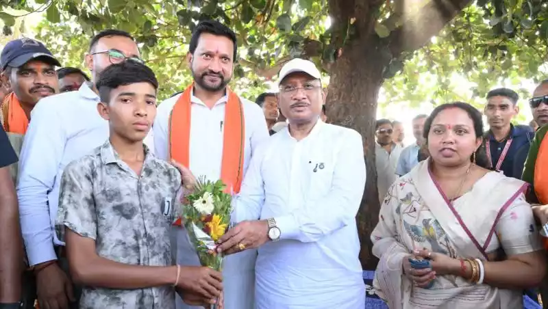 सुशासन तिहार: मुख्यमंत्री साय ने मेधावी छात्र गिरवर पटेल को किया सम्मानित