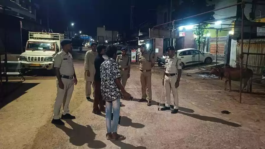 देर रात कॉम्बिंग ऑपरेशन: 3 स्थायी वारंट तामील, 34 बदमाशों के घर दबिश, बैंक-एटीएम से ढाबों तक सघन चेकिंग