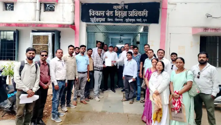 VSK ऐप की तकनीकी खामियों से परेशान शिक्षक, समस्याओं के निराकरण की मांग को लेकर फेडरेशन ने सौंपा ज्ञापन