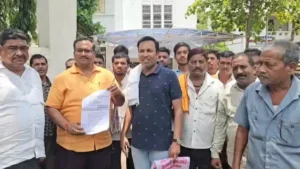 Kotwar accused of usurping government land, villagers submit memorandum to collector कोटवार पर शासकीय भूमि हड़पने का आरोप, ग्रामीणों ने कलेक्टर को सौंपा ज्ञापन