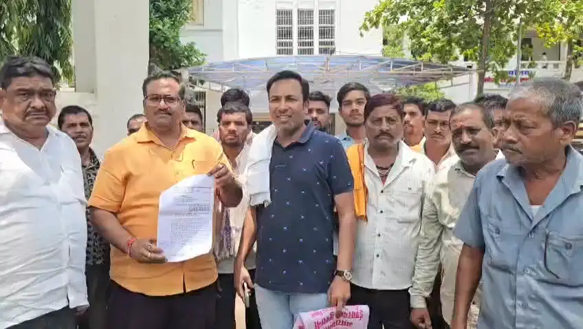 Kotwar accused of usurping government land, villagers submit memorandum to collector कोटवार पर शासकीय भूमि हड़पने का आरोप, ग्रामीणों ने कलेक्टर को सौंपा ज्ञापन