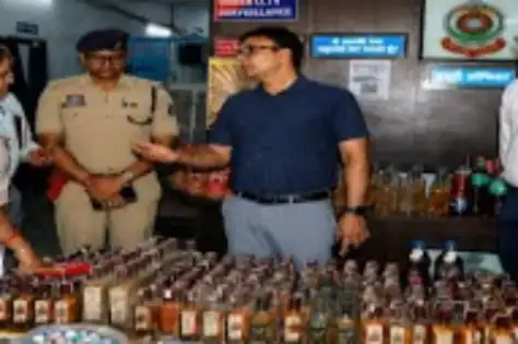 ब्रांडेड के नाम पर चल रहा था नकली कारोबार, पुलिस की रेड, एक आरोपी गिरफ्तार, दो साथी फरार