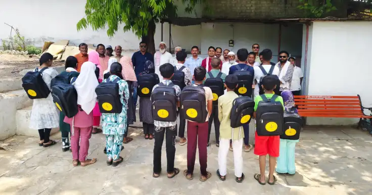 इकरा फाउंडेशन ने खैरागढ़ व छुईखदान में जरूरतमंद 74 बच्चों को दी निःशुल्क पाठ्य सामग्री, चेहरे खुशी से खिल उठें बच्चों के 
