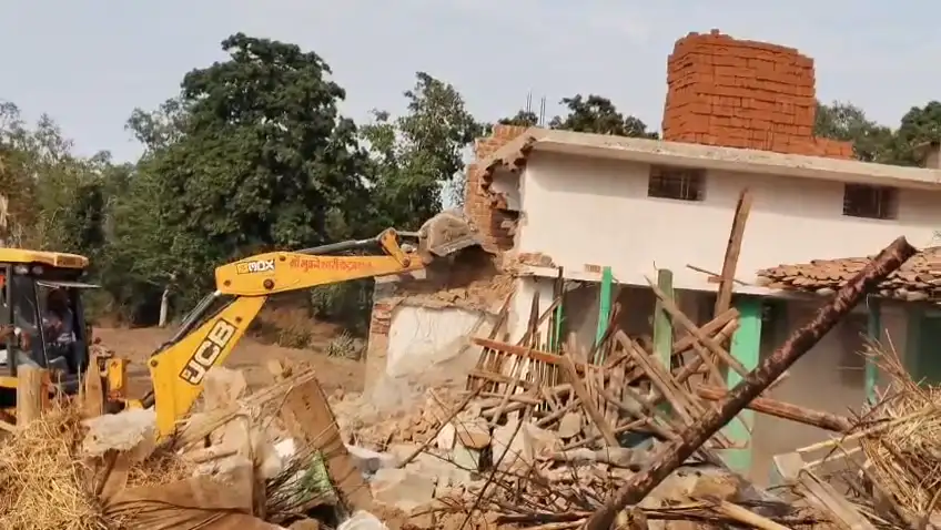 Major action by the Forest Department: 35 huts demolished in Khudia forest range, encroachment removed from forest land वन विभाग की बड़ी कार्रवाई: खुड़िया वन परिक्षेत्र में 35 झोपड़ियां ध्वस्त, वन भूमि से अतिक्रमण हटाया गया