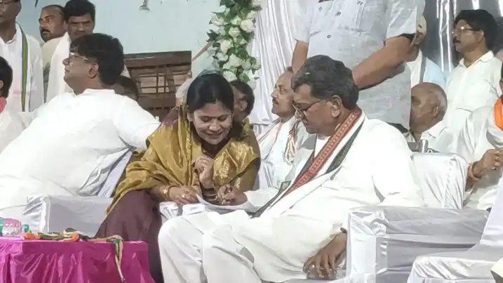 खैरागढ़ पहुंचे नेता प्रतिपक्ष महंत, मंच पर गूंजी एकता की बात, कई बड़े चेहरे की गैरमौजूदगी रही चर्चाओं में 
