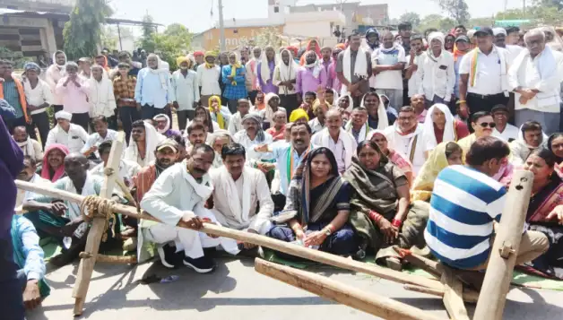 खाद संकट पर किसानों ने किया चक्काजाम, प्रशासन के खिलाफ खोला मोर्चा