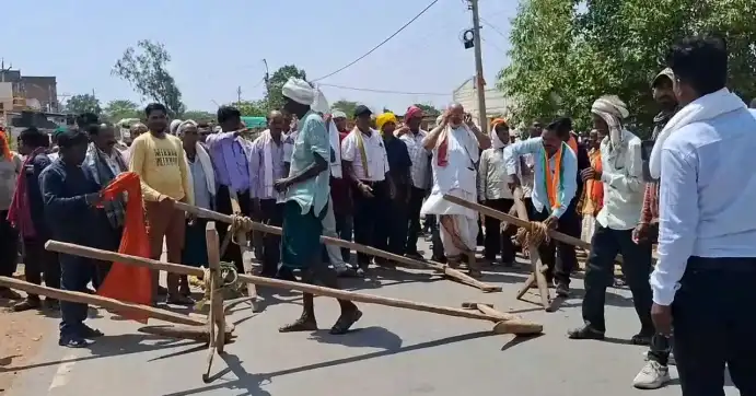 खाद संकट पर किसानों ने किया चक्काजाम, प्रशासन के खिलाफ खोला मोर्चा