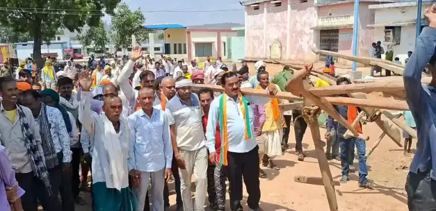 खाद संकट पर किसानों ने किया चक्काजाम, प्रशासन के खिलाफ खोला मोर्चा