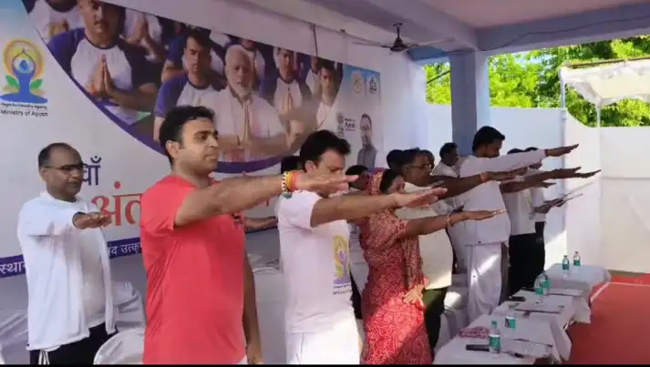 12वां अंतर्राष्ट्रीय योग दिवस: जनप्रतिनिधियों और अधिकारियों ने किया योगाभ्यास