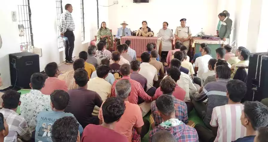 कारागार में गूंजी राग की स्वर लहर: कुलपति शर्मा के संगीत- चिकित्सा सत्र ने कैदियों को कराया आत्मिक शांति का अनुभव