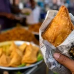 अखबार में लपेटकर दिया समोसे-कचौड़ी