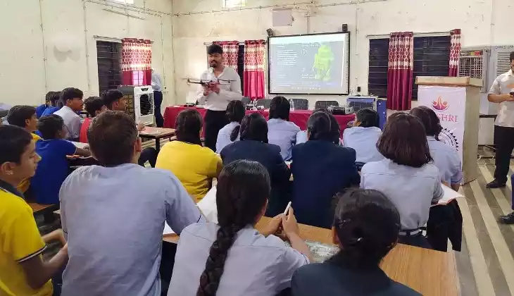 विद्यार्थियों ने आर्टिफिशियल इंटेलिजेंस, रोबोटिक्स, ड्रोन एवं 3डी प्रिंटिंग तकनीकों को नजदीक से समझा