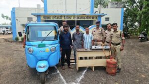 घर का ताला तोड़कर ₹45 हजार की चोरी, तीन आरोपी गिरफ्तार, चोरी का सामान और ई-रिक्शा बरामद