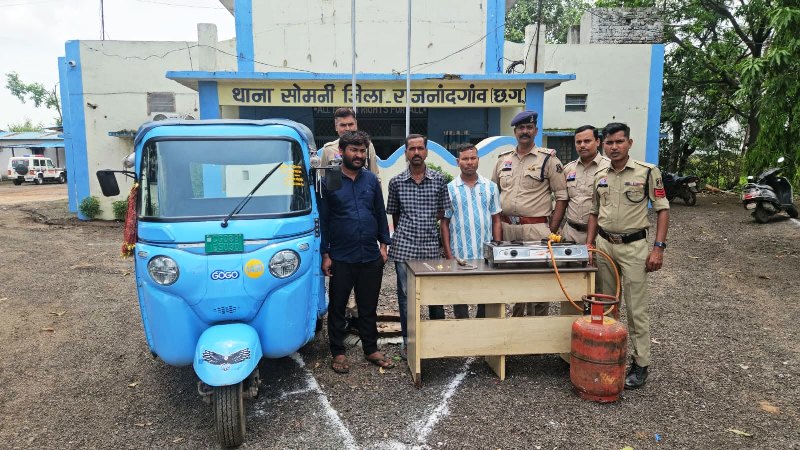 घर का ताला तोड़कर ₹45 हजार की चोरी, तीन आरोपी गिरफ्तार, चोरी का सामान और ई-रिक्शा बरामद