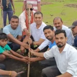 पूर्वजों की स्मृति में मुक्तिधाम में हुआ वृहद वृक्षारोपण, बरगद, पीपल और नीम के पौधे; पौधों को पेड़ बनाने का लिया सामूहिक संकल्प