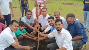 पूर्वजों की स्मृति में मुक्तिधाम में हुआ वृहद वृक्षारोपण, बरगद, पीपल और नीम के पौधे; पौधों को पेड़ बनाने का लिया सामूहिक संकल्प