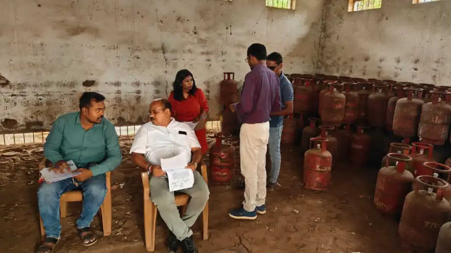 *खाद्य विभाग की बड़ी कार्रवाई: शिवा इंडेन गैस एजेंसी में दबिश, नियमों के उल्लंघन पर रसोई गैस सिलेंडर जब्त*

खैरागढ़, 14 जुलाई 2026//खाद्य अधिकारी के निर्देशानुसार जिला खाद्य विभाग की टीम ने आज स्थानीय शिवा इंडेन गैस एजेंसी में औचक निरीक्षण कर एक बड़ी कार्रवाई को अंजाम दिया। जांच के दौरान नियमों में गंभीर अनियमितताएं पाए जाने पर टीम ने मौके से भारी मात्रा में रसोई गैस सिलेंडरों को जब्त किया है।

*जांच में मिलीं गंभीर अनियमितताएं*

खाद्य अधिकारी के नेतृत्व में पहुंची विशेष जांच टीम ने जब शिवा इंडेन गैस एजेंसी के गोदाम और स्टॉक का मिलान किया, तो रिकॉर्ड में भारी गड़बड़ी पाई गई। इसके साथ ही मौके पर सुरक्षा मानकों की अनदेखी तथा सिलेंडरों के अवैध भंडारण एवं वितरण की शिकायतें भी सही पाई गईं।

जांच दल ने घरेलू गैस सिलेंडर भरे हुए 175 नग, जिनकी अनुमानित कीमत 5,66,030 रुपये (टंकी के मूल्य सहित) है, तथा व्यावसायिक गैस सिलेंडर भरे हुए 13 नग, जिनकी अनुमानित कीमत 82,894 रुपये (टंकी के मूल्य सहित) है, जब्त किए। इसके अलावा घरेलू एवं व्यावसायिक खाली सिलेंडर 420 नग, जिनकी अनुमानित कीमत 9,40,758 रुपये है, भी जब्त किए गए।

नियमों का स्पष्ट उल्लंघन पाए जाने पर खाद्य विभाग की टीम ने त्वरित कार्रवाई करते हुए अवैध रूप से भंडारित सिलेंडरों को जब्त किया। आवश्यक वस्तु अधिनियम के तहत मामला दर्ज करते हुए गैस एजेंसी संचालक के खिलाफ जब्तीनामा तैयार किया गया है। प्रकरण आवश्यक वस्तु अधिनियम, 1955 के तहत अग्रिम कार्रवाई हेतु कलेक्टर न्यायालय में प्रस्तुत किया गया है।

*अवैध गतिविधियों पर जारी रहेगी कार्रवाई*

खाद्य विभाग के अधिकारियों ने स्पष्ट किया है कि जिले में घरेलू गैस सिलेंडरों के व्यावसायिक उपयोग, कालाबाजारी अथवा अवैध भंडारण के मामलों में किसी भी प्रकार की लापरवाही बर्दाश्त नहीं की जाएगी। उपभोक्ताओं के अधिकारों और सुरक्षा से खिलवाड़ करने वाली एजेंसियों के खिलाफ आगे भी इस प्रकार की औचक जांच एवं सख्त कानूनी कार्रवाई लगातार जारी रहेगी।