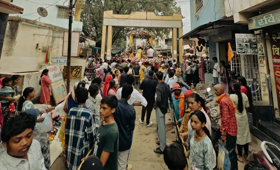 राज्यपाल श्री रमेन डेका रथ यात्रा पर्व के अवसर पर आज गायत्री नगर रायपुर स्थित जगन्नाथ मंदिर में आयोजित महाप्रभु श्री जगन्नाथ के रथ यात्रा महोत्सव में शामिल हुए। राज्यपाल श्री डेका एवं मुख्यमंत्री श्री विष्णुदेव साय ने भगवान जगन्नाथ की पूजा अर्चना कर ‘छेरा-पहरा‘ की रस्म निभाई। राज्य की प्रथम महिला श्रीमती रानी डेका काकोटी ने श्री जगन्नाथ जी की विधि-विधान से पूजा अर्चना की। इस दौरान सांसद श्री बृजमोहन अग्रवाल, विधायक श्री पुरंदर मिश्रा, अन्य जनप्रतिनिधि एवं बड़ी संख्या में श्रद्धालु उपस्थित थे।