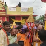 राज्यपाल श्री रमेन डेका रथ यात्रा पर्व के अवसर पर आज गायत्री नगर रायपुर स्थित जगन्नाथ मंदिर में आयोजित महाप्रभु श्री जगन्नाथ के रथ यात्रा महोत्सव में शामिल हुए। राज्यपाल श्री डेका एवं मुख्यमंत्री श्री विष्णुदेव साय ने भगवान जगन्नाथ की पूजा अर्चना कर ‘छेरा-पहरा‘ की रस्म निभाई। राज्य की प्रथम महिला श्रीमती रानी डेका काकोटी ने श्री जगन्नाथ जी की विधि-विधान से पूजा अर्चना की। इस दौरान सांसद श्री बृजमोहन अग्रवाल, विधायक श्री पुरंदर मिश्रा, अन्य जनप्रतिनिधि एवं बड़ी संख्या में श्रद्धालु उपस्थित थे।