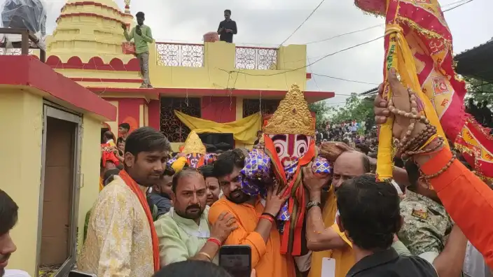 राज्यपाल श्री रमेन डेका रथ यात्रा पर्व के अवसर पर आज गायत्री नगर रायपुर स्थित जगन्नाथ मंदिर में आयोजित महाप्रभु श्री जगन्नाथ के रथ यात्रा महोत्सव में शामिल हुए। राज्यपाल श्री डेका एवं मुख्यमंत्री श्री विष्णुदेव साय ने भगवान जगन्नाथ की पूजा अर्चना कर ‘छेरा-पहरा‘ की रस्म निभाई। राज्य की प्रथम महिला श्रीमती रानी डेका काकोटी ने श्री जगन्नाथ जी की विधि-विधान से पूजा अर्चना की। इस दौरान सांसद श्री बृजमोहन अग्रवाल, विधायक श्री पुरंदर मिश्रा, अन्य जनप्रतिनिधि एवं बड़ी संख्या में श्रद्धालु उपस्थित थे।