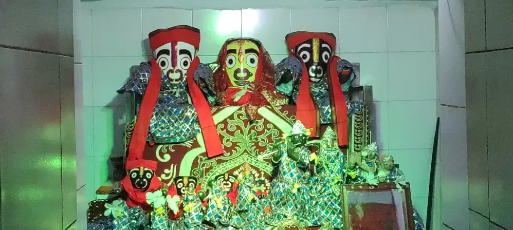 खैरागढ़ में भगवान जगन्नाथ का रथ भक्तों ने श्रद्धा के साथ रथ खींचा तो वही पांडादाह में भगवान कांधों पर विराजे और भक्तों को दर्शन दिये । इस दौरान हजारों की संख्या में भक्त पहुंचे। भगवान जगन्नाथ, बड़े भाई बलभद्र और बहन सुभद्रा की पावन रथयात्रा गुरुवार को जिला मुख्यालय खैरागढ़ तथा पूर्व राजनांदगांव रियासत की राजधानी रहे पांडादाह में श्रद्धा, भक्ति और उल्लास के साथ निकाली गई। सुबह से ही शुरू हुआ पूजा पाठ सुबह से ही दोनों स्थानों के मंदिरों में विशेष पूजा-अर्चना का दौर शुरू हो गया था। भगवान के दर्शन और रथयात्रा में शामिल होने के लिए श्रद्धालुओं की भारी भीड़ उमड़ी, जिससे पूरे क्षेत्र में धार्मिक उत्साह का वातावरण बना रहा। जिले के विभिन्न गांवों सहित आसपास के क्षेत्रों से बड़ी संख्या में श्रद्धालु खैरागढ़ और पांडादाह पहुंचे। खैरागढ़ में गैंदबिहारी मंदिर से भगवान जगन्नाथ की भव्य रथयात्रा प्रारंभ हुई। श्रद्धालुओं ने स्वयं भगवान के रथ को खींचकर पुण्य लाभ अर्जित किया। रथयात्रा दंतेश्वरी मंदिर, अस्पताल चौक, ठाकुर पारा, इतवारी बाजार, बख्शी मार्ग, किल्लापारा और बस स्टैंड होते हुए पुनः गैंदबिहारी मंदिर पहुंची। जगन्नाथ जी लगा गजा मुंग का भोग पूरे मार्ग में जगह-जगह श्रद्धालुओं और विभिन्न सामाजिक संगठनों द्वारा भगवान की पूजा-अर्चना, आरती और पुष्पवर्षा कर भव्य स्वागत किया गया। श्रद्धालुओं के बीच महाप्रसाद के रूप में पारंपरिक गजा और मूंग का भोग लगा और प्रसाद वितरित किया गया। रथयात्रा के दौरान नगर के बाजारों में मेले जैसा माहौल देखने को मिला। बड़ी संख्या में परिवार, महिलाएं और बच्चे धार्मिक आयोजन का हिस्सा बने। वहीं, यात्रा को शांतिपूर्ण और व्यवस्थित ढंग से संपन्न कराने के लिए पुलिस प्रशासन पूरे मार्ग पर मुस्तैद रहा। इधर, पांडादाह में आयोजित भगवान जगन्नाथ की ऐतिहासिक रथयात्रा श्रद्धालुओं के लिए विशेष आकर्षण का केंद्र रही। सदियों पुरानी परंपरा के अनुसार भगवान जगन्नाथ, बलभद्र और सुभद्रा की प्रतिमाओं को भक्त अपने कंधों पर उठाकर पूरे मंदिर परिसर की परिक्रमा कराते हैं। इस अनूठी धार्मिक परंपरा को देखने के लिए दूर-दूर के गांवों तथा पड़ोसी जिलों से भी हजारों श्रद्धालु पांडादाह पहुंचे। मंदिर समिति द्वारा आयोजित धार्मिक अनुष्ठान कार्यक्रम के अंतर्गत रथयात्रा का आयोजन किया गया। इस अवसर पर पारंपरिक मेले का भी आयोजन हुआ, जहां धार्मिक और सांस्कृतिक माहौल के बीच बड़ी संख्या में लोगों ने सहभागिता की। श्रद्धालुओं की आस्था, जय जगन्नाथ के जयघोष और भक्ति संगीत से पूरा क्षेत्र दिनभर भक्तिमय वातावरण में सराबोर रहा।