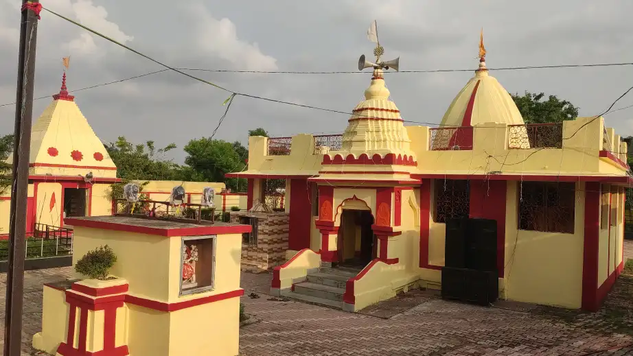 राज्यपाल श्री रमेन डेका रथ यात्रा पर्व के अवसर पर आज गायत्री नगर रायपुर स्थित जगन्नाथ मंदिर में आयोजित महाप्रभु श्री जगन्नाथ के रथ यात्रा महोत्सव में शामिल हुए। राज्यपाल श्री डेका एवं मुख्यमंत्री श्री विष्णुदेव साय ने भगवान जगन्नाथ की पूजा अर्चना कर ‘छेरा-पहरा‘ की रस्म निभाई। राज्य की प्रथम महिला श्रीमती रानी डेका काकोटी ने श्री जगन्नाथ जी की विधि-विधान से पूजा अर्चना की। इस दौरान सांसद श्री बृजमोहन अग्रवाल, विधायक श्री पुरंदर मिश्रा, अन्य जनप्रतिनिधि एवं बड़ी संख्या में श्रद्धालु उपस्थित थे।