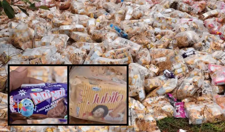 Expired biscuit packets thrown in the open, खुले में फेंके एक्सपायरी बिस्किट के पैकेट, गाय-कुत्तों ने खाए, ग्रामीणों में आक्रोश