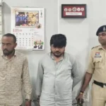 पुलिस स्टीकर लगी बोलेरो में शराब की तस्करी, डेढ़ लाख की शराब के साथ दो आरोपी गिरफ्तार