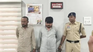 पुलिस स्टीकर लगी बोलेरो में शराब की तस्करी, डेढ़ लाख की शराब के साथ दो आरोपी गिरफ्तार