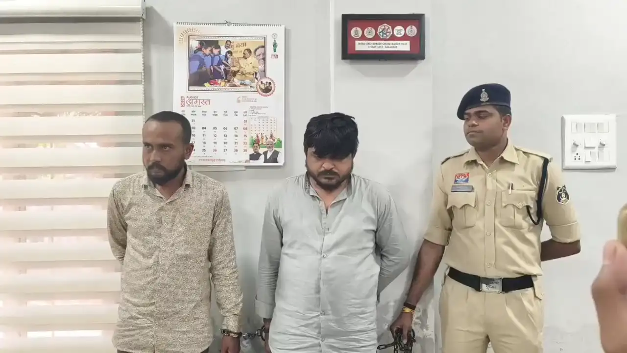 पुलिस स्टीकर लगी बोलेरो में शराब की तस्करी, डेढ़ लाख की शराब के साथ दो आरोपी गिरफ्तार