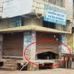 छुईखदान में पुलिस गश्त पर बड़ा सवाल: बीच शहर दुकान का शटर उठाते रहे चोर, पुलिस को भनक तक नहीं! CCTV में तीन संदिग्ध कैद, प्रतिष्ठित व्यापारी शांतिलाल सांखला की दुकान में चोरी से व्यापारियों में आक्रोश