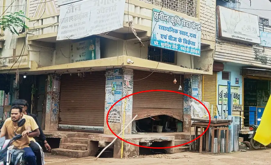 छुईखदान में पुलिस गश्त पर बड़ा सवाल: बीच शहर दुकान का शटर उठाते रहे चोर, पुलिस को भनक तक नहीं! CCTV में तीन संदिग्ध कैद, प्रतिष्ठित व्यापारी शांतिलाल सांखला की दुकान में चोरी से व्यापारियों में आक्रोश