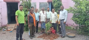 पिता की स्मृति में 6 वर्षीय साची ने रोपा पौधा, स्कूली बच्चों को बांटी चॉकलेट