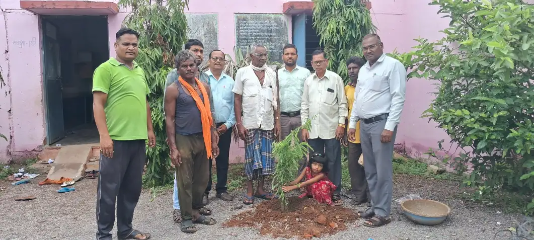 पिता की स्मृति में 6 वर्षीय साची ने रोपा पौधा, स्कूली बच्चों को बांटी चॉकलेट