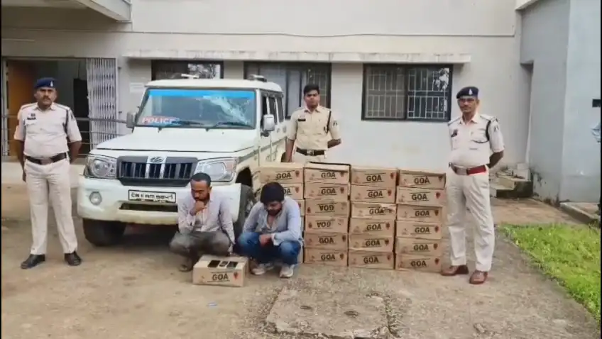 पुलिस स्टीकर लगी बोलेरो में शराब की तस्करी, डेढ़ लाख की शराब के साथ दो आरोपी गिरफ्तार