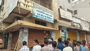 छुईखदान में पुलिस गश्त पर बड़ा सवाल: बीच शहर दुकान का शटर उठाते रहे चोर, पुलिस को भनक तक नहीं!CCTV में तीन संदिग्ध कैद, प्रतिष्ठित व्यापारी शांतिलाल सांखला की दुकान में चोरी से व्यापारियों में आक्रोश
