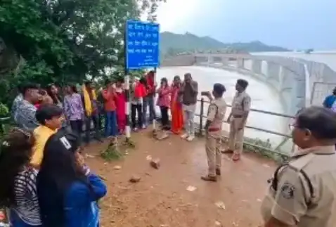 रील-सेल्फी का जुनून, जान जोखिम में डालने से बाज नहीं आ रहे हैं लोग, पुलिस ने मौके पर ही चेतावनी, कराई उठक बैठक 