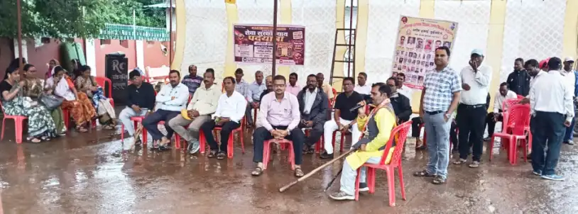 छुईखदान में शिक्षकों ने निकाली सेवा सुरक्षा पदयात्रा, TET से मुक्ति और वेतन विसंगति दूर करने की मांग