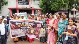 छुईखदान में शिक्षकों ने निकाली सेवा सुरक्षा पदयात्रा, TET से मुक्ति और वेतन विसंगति दूर करने की मांग