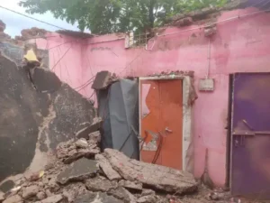 जर्जर पंचायत भवन अचानक भरभराकर गिरा, बाल-बाल बचे सरपंच-सचिव मलबे में दबा सरकारी रिकॉर्ड