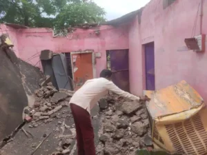 जर्जर पंचायत भवन अचानक भरभराकर गिरा, बाल-बाल बचे सरपंच-सचिव मलबे में दबा सरकारी रिकॉर्ड
