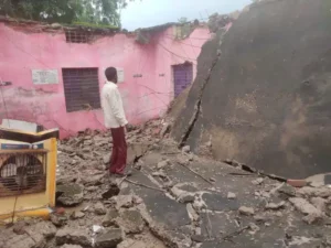 जर्जर पंचायत भवन अचानक भरभराकर गिरा, बाल-बाल बचे सरपंच-सचिव मलबे में दबा सरकारी रिकॉर्ड