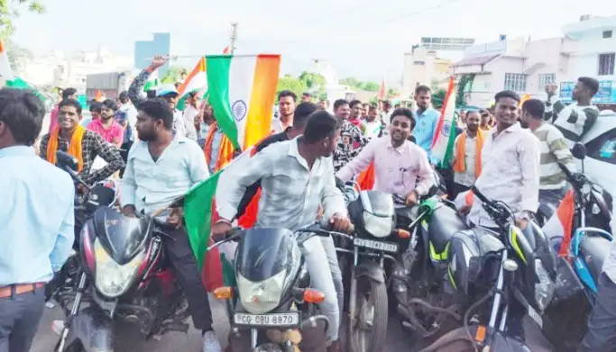 श्री सीमेंट परियोजना के विरोध में युवाओं की हुंकार, 150 बाइक से कलेक्टोरेट पहुंचे करीब 300 क्षेत्रवासीप्रेस वार्ता में कहा—रोजगार चाहिए, लेकिन किसानों की जमीन की कीमत पर नहीं; जनसुनवाई हुई तो आंदोलन और तेज करेंगे