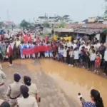 बदहाल मार्ग को लेकर फूटा लोगो का गुस्सा, कई बार लगया गुहार, अब ग्रामीणों और छात्रों ने किया चक्काजाम