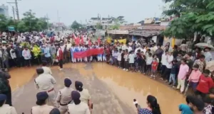 बदहाल मार्ग को लेकर फूटा लोगो का गुस्सा, कई बार लगया गुहार, अब ग्रामीणों और छात्रों ने किया चक्काजाम