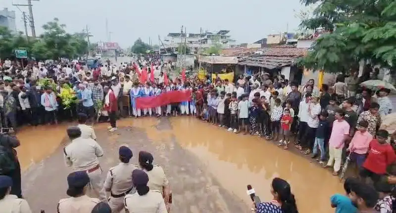 बदहाल मार्ग को लेकर फूटा लोगो का गुस्सा, कई बार लगया गुहार, अब ग्रामीणों और छात्रों ने किया चक्काजाम